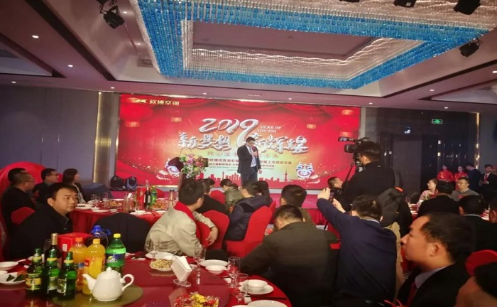 載舞載歌喜財神，龍騰虎躍歐博人，納吉金豬齊聚力，招兵買馬迎新春