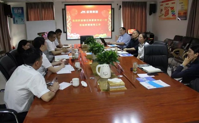 熱烈歡迎鎮(zhèn)江高新區(qū)領(lǐng)導(dǎo)一行蒞臨歐博空調(diào)參觀考察